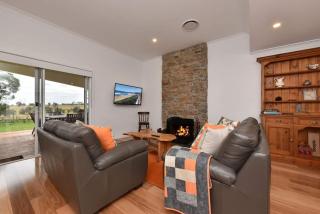 Kinloch Cottage Stunning Stay on Daisy Hill Vineyard - 5