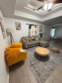 Boho 2 Bed 2 Bath Apartment, Gated, Near Hospitals - 4