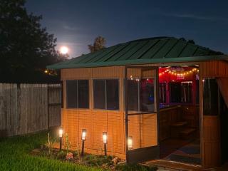 Maple House Backyard retreat W Hot Tub Near IAH - Humble - 8
