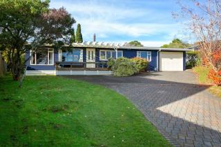 Bellbird Cottage With Lake and Mountain Views - 9
