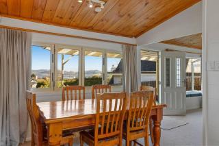 Bellbird Cottage With Lake and Mountain Views - 8