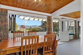 Bellbird Cottage With Lake and Mountain Views - 4