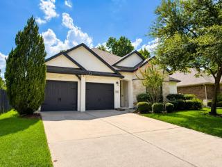 The Woodlands 4BR 3BA One Story Retreat w Dual Shower, EV Friendly, Baby Crib, and Grill - 9