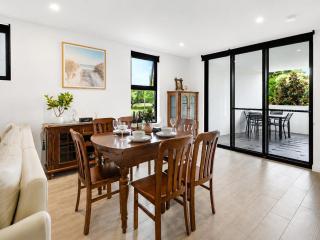 Elevated 3-Bed Apartment Close to Brisbane River - 0