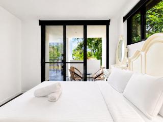 Elevated 3-Bed Apartment Close to Brisbane River - 6