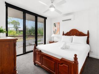 Elevated 3-Bed Apartment Close to Brisbane River - 6