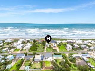 Beachside Family Escape 92 Newell Avenue Middleton Spacious 4-Bedroom Holiday Home Sleeps 10 one street from Middleton Beach - 0