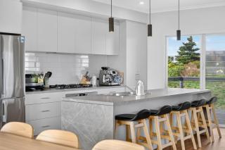 Beachside Family Escape 92 Newell Avenue Middleton Spacious 4-Bedroom Holiday Home Sleeps 10 one street from Middleton Beach - 8