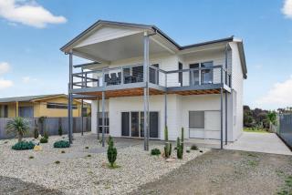 Beachside Family Escape 92 Newell Avenue Middleton Spacious 4-Bedroom Holiday Home Sleeps 10 one street from Middleton Beach - 6