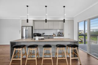 Beachside Family Escape 92 Newell Avenue Middleton Spacious 4-Bedroom Holiday Home Sleeps 10 one street from Middleton Beach - 4