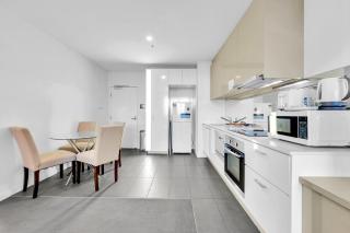 High-Rise 1-Bed Apartment Near Southern Cross - 3