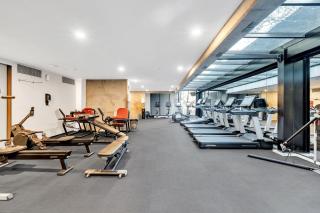 High-Rise 1-Bed Apartment Near Southern Cross - 1