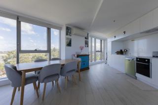 Skyline-View 2-Bed Apartment Near Flemington - 9