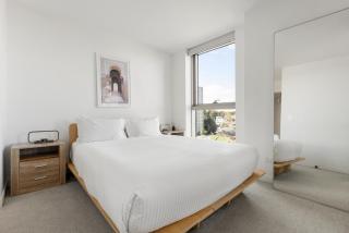 Skyline-View 2-Bed Apartment Near Flemington - 2