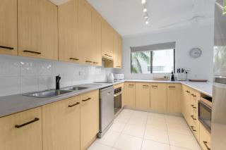 Seascape Holidays - Tropical Reef Apartments - 3