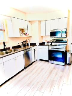 Entire Home Stylish 3BR Retreat Prime Location - 2