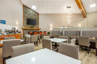 Clarion Pointe Louisville East - 9