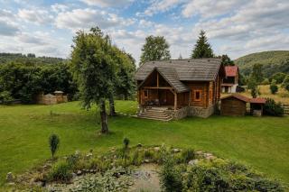 Traditional wooden cottage - 0