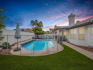 Val Vista Oasis- Gorgeous Gilbert Home with Pool - 4
