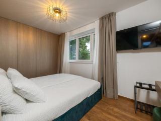 Apartments Villa Wood - Two Bedroom Apartment with terrace and pool view W1 - 5