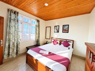 Hotel Pinecrest Inn Darjeeling With Mountain View Room And Parking - Restaurant Facility - 1