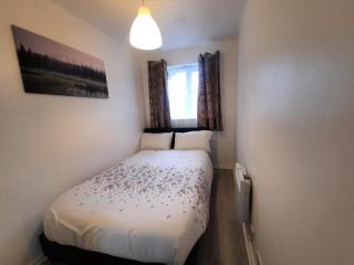 Joydens Wood 2-Bed Apt Sleeps 4 with Parking - 8