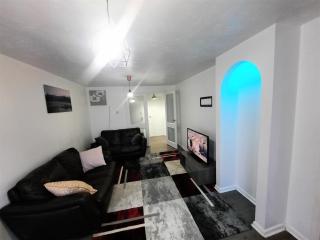 Joydens Wood 2-Bed Apt Sleeps 4 with Parking - 2