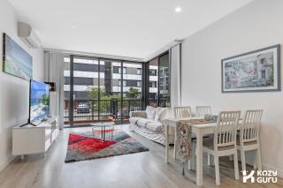 KozyGuru | Penrith | 2 Bed 2 Bath Apt Free Parking - 0