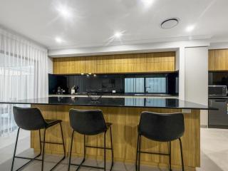 Spacious 4-Bed Retreat Near Meadow Springs - 1