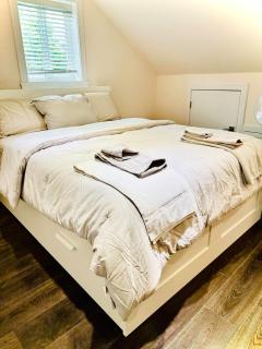 Entire Home Serene 2BR 2BA Stay Near Park, Transit & Shops - 4