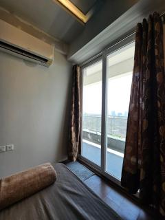 The Quiet Corner, Sunset Balcony, 15mins from Airport - 1