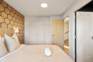 Spacious 5BR Townhouse with Free Parking - 7