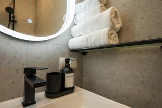 Stylish studio with queen-size bed Self check-in - 4