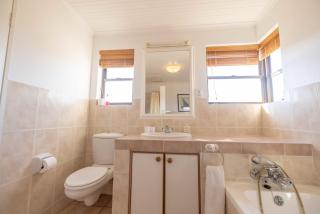 Ocean Mooring Beach House - Garden Apartment - 4 Bedrooms - 7