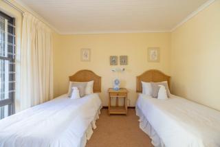 Ocean Mooring Beach House - Garden Apartment - 4 Bedrooms - 6