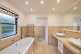 Ocean Mooring Beach House - Garden Apartment - 4 Bedrooms - 3