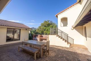 Ocean Mooring Beach House - Garden Apartment - 4 Bedrooms - 8