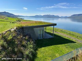 Súlur Nollur - Architect-Designed House with Fjord View and Hot Tub - 7