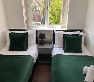 Luxury 4 Bed Hot Tub House - 7