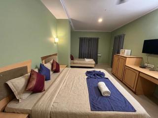 FabHotel Royal Residency - 4