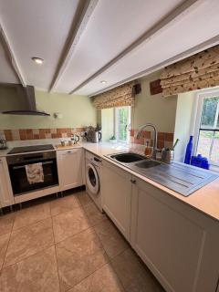 Cosy One Bedroom Cottage, full kitchen and living - 8