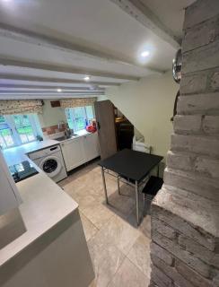 Cosy One Bedroom Cottage, full kitchen and living - 7