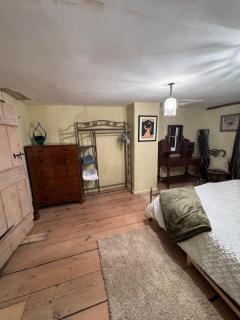 Cosy One Bedroom Cottage, full kitchen and living - 6