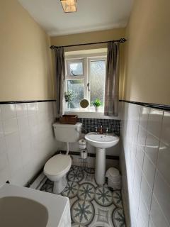 Cosy One Bedroom Cottage, full kitchen and living - 4