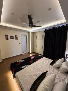 Luxury 1BHK APT - Netflix - Self check-in - Parking - 9