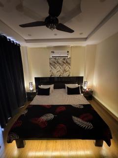 Luxury 1BHK APT - Netflix - Self check-in - Parking - 8
