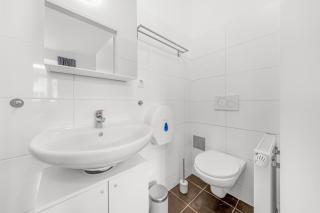 2 Bedroom Apartments, free Parking, Kitchen, Smart TV - 1