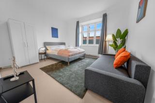 2 Bedroom Apartments, free Parking, Kitchen, Smart TV - 9