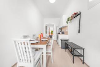 2 Bedroom Apartments, free Parking, Kitchen, Smart TV - 7