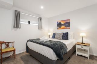 Modern Townhouse Walk to Hagley Park & Hospital - 8